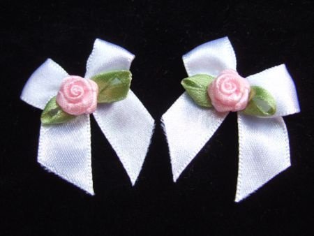 Satijnen strikje met roosje op groen blad ~ 4cm ~ Wit & Roze - 1