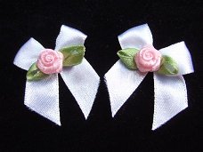 Satijnen strikje met roosje op groen blad ~ 4cm ~  Wit & Roze