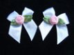 Satijnen strikje met roosje op groen blad ~ 4cm ~ Wit & Roze - 2 - Thumbnail