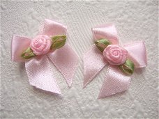 Satijnen strikje met roosje op groen blad ~ 4cm ~  Roze