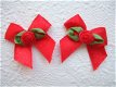 Satijnen strikje met roosje op groen blad ~ 4cm ~ Rood - 1 - Thumbnail