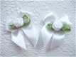 Satijnen strikje met roosje op groen blad ~ 4cm ~ Wit - 3 - Thumbnail