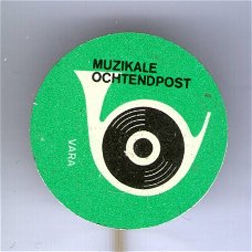 Vara muziekale ochendpost  blik speldje ( BOEK 1 NR_116 )