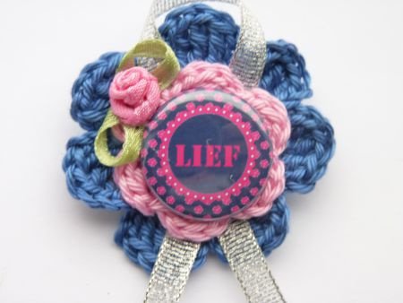 ** Gehaakte broche met button Lief blauw (met roosje/lintje) - 1