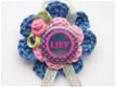 ** Gehaakte broche met button Lief blauw (met roosje/lintje) - 1 - Thumbnail