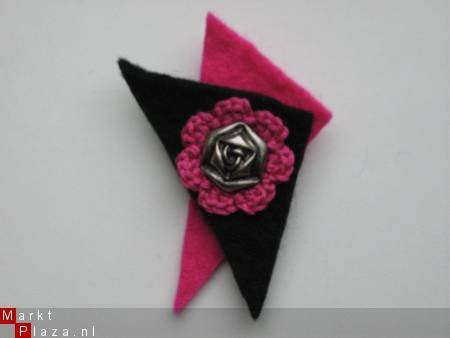 ** Driehoekige vilten broche (zwart/fuchsia) - 0