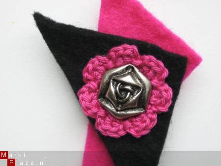 ** Driehoekige vilten broche (zwart/fuchsia) - 1