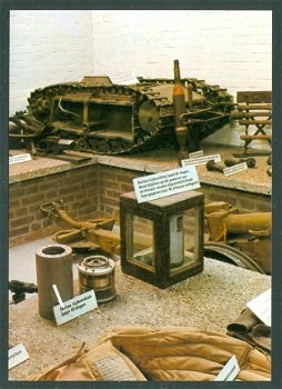 NB OVERLOON Nederlands Nationaal Oorlogs- en Verzetsmuseum, Wapenhal met Duitse Goliath-tank - 1
