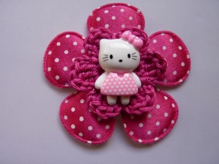 ** Polkadot broche met gehaakte bloem en Hello Kitty (fuchsia) - 0