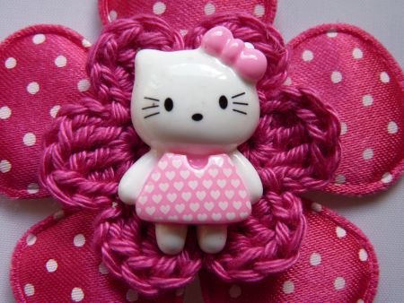 ** Polkadot broche met gehaakte bloem en Hello Kitty (fuchsia) - 1