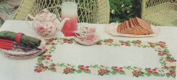 Borduurpatroon 7584 tafelkleed met frambozen en vlinders - 1