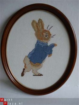 Beatrix Potter haasje geborduurd in ovaal kersenkleur lijstj - 1