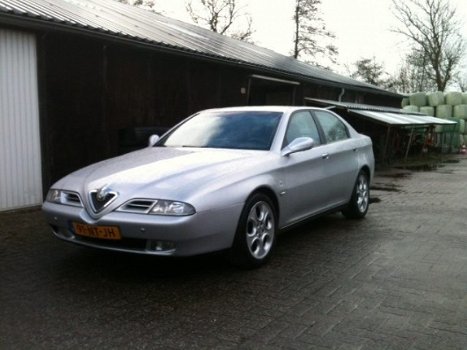 Alfa Romeo 166 - 2.4 JTD L leder,airco,schuifdak,nieuwe koppeling en distributeset, APK nieuw - 1