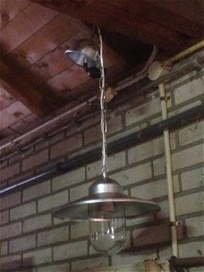 OPRUIMING: Landelijke stallamp hanglamp ketting verzinkt zink stallampen. OP is OP.