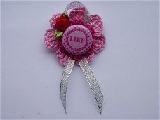 ** Gehaakte broche met button Lief roze (met roosje/lintje)