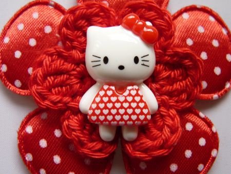 ** Polkadot broche met gehaakte bloem en Hello Kitty (rood) - 1