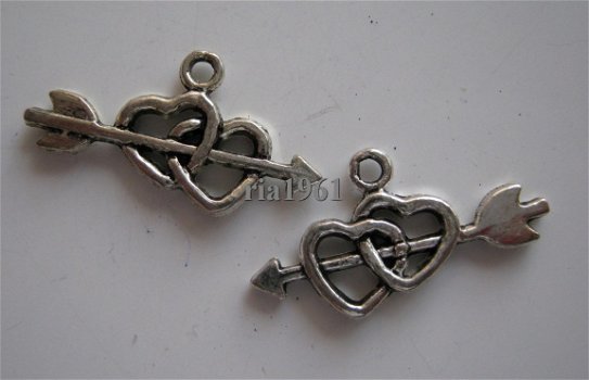 bedeltje/charm hartje :hartje 25 ,met pijl - 25x14 mm - 1