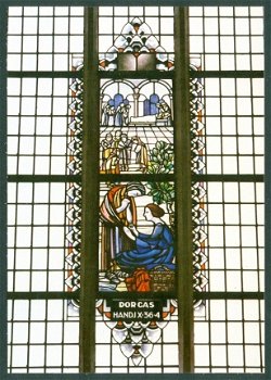 NH ALKMAAR Kapelkerk, glasschildering Dorcas Handelingen IX-36-4 - 1