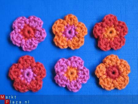 ** Setje van 6 rood/roze/oranje gehaakte bloemetjes (3 cm) - 0