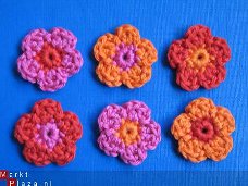 ** Setje van 6 rood/roze/oranje gehaakte bloemetjes (3 cm)