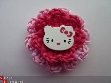 ** Gehaakte bloemenbroche Hello Kitty (roze)