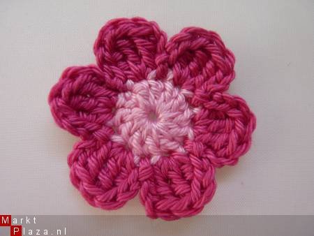 ** Gehaakte bloem (4 cm) - fuchsia/roze - nr. 1