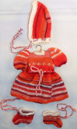 Kledingsetje: Jurkje-muts-sokjes (gemengde kleuren + wit contrast) voor pop 30-35 cm - nr. 1