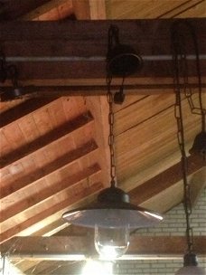 OPRUIMING: Landelijke stallamp hanglamp ketting zwart stallampen. OP is OP.