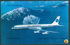 VERENIGDE STATEN Pan Am - Boeing 707, vliegend boven gebergte