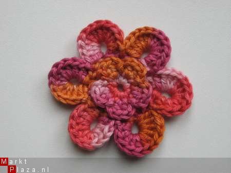 ** Grote (5,5 cm) gehaakte bloem van glanskatoen - nr. 1