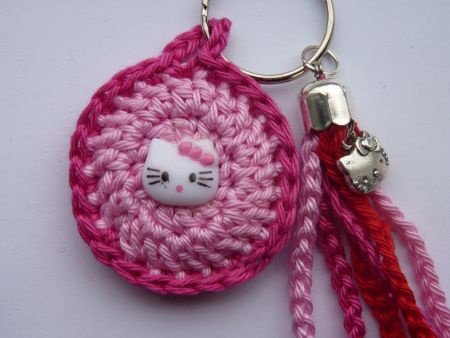 ** Gehaakte sleutelhanger/tashanger Hello Kitty (roze/rood) - nr. 1