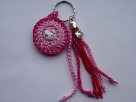 ** Gehaakte sleutelhanger/tashanger Hello Kitty (roze/rood) - Afbeelding 2