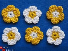 ** Setje van 6 geel/wit gehaakte bloemetjes (3 cm)