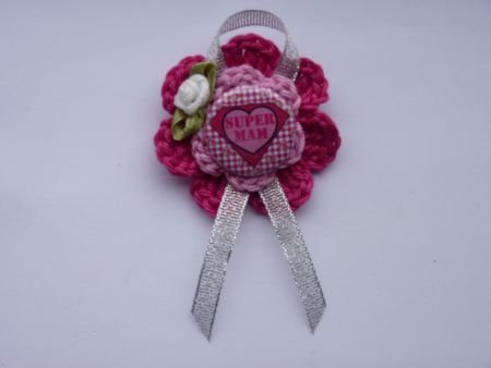 ** Gehaakte broche met button Super Mam (met roosje/lintje) - 0