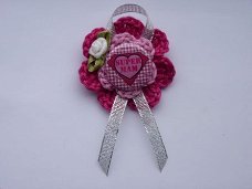 ** Gehaakte broche met button Super Mam (met roosje/lintje)