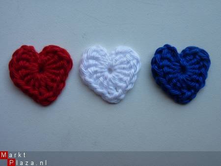 ** 3 gehaakte minihartjes (rood/wit/blauw) - nr. 1