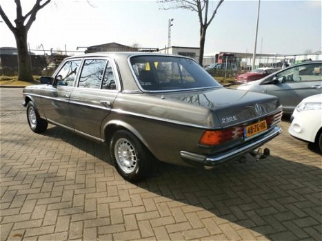 Mercedes-Benz 200-serie - 230 E AUTOMAAT *ZEER GOEDE STAAT - 1