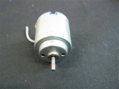 electro micromotor, borstelloos,1.5 tot 4.5 volt DC,z.g.a.n. - 4