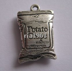 bedeltje/charm op=op: chips (zwaar) - 25x16 mm ( nog 2 st.)