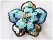 Bloem broche / corsage pailletten en kralen, turkoois, goud en blauw - 0 - Thumbnail