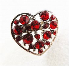 Zilverkleur bijoux broche in hart vorm, rood