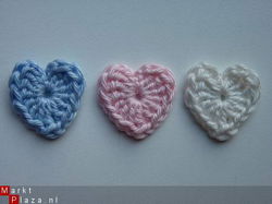 ** 3 gehaakte minihartjes (pastelkleuren)