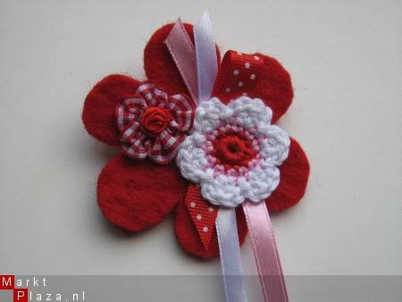 ** Vilten bloemenbroche (rood) - 0