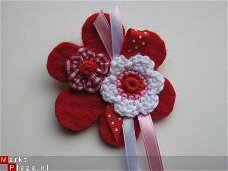 ** Vilten bloemenbroche (rood)