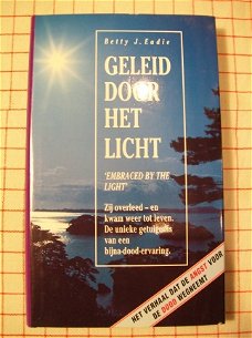 Geleid door het licht Betty J. Eadie Embraced by the light