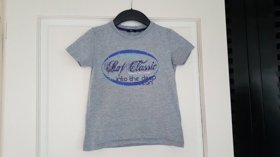 We grijs zomershirt korte mouw met paars blauwe print maat 122/128 - 1