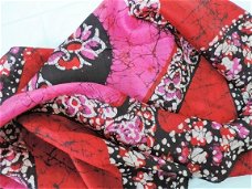 Sjaal van zijde in rood / roze batik, vierkant