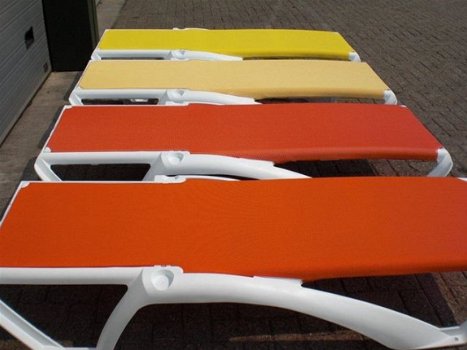 Wit kunststof Spaans ligbed / strandbed met oranje text - 1