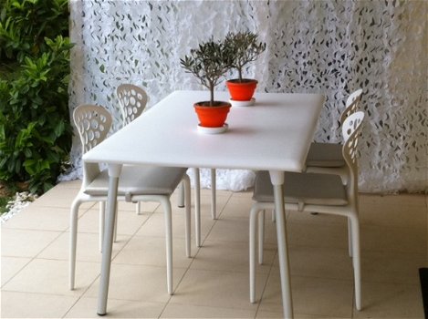 Kunststof design tafel Flash met aluminium poten. - 5