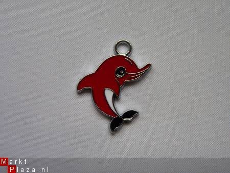 Geëmailleerde bedel - dolfijn (rood) - 1